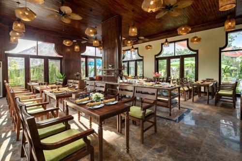 Restaurant, Bai Dinh Riverside Resort & Spa in Gia Vien District