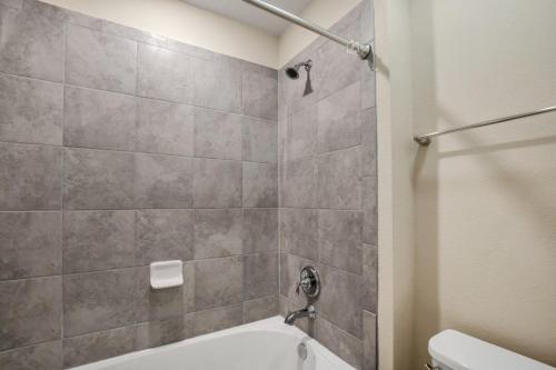 5 Bed Townhome! townhouse - image 6