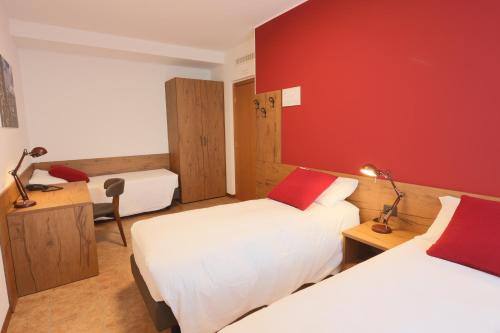 2 bedrooms, 5 beds