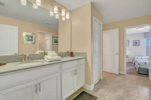 Luxury Lake View 9 BR Villa Games Room Movie Room home - image 4