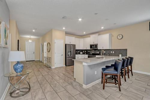 Luxury Lake View 9 BR Villa Games Room Movie Room home - image 6