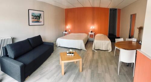 1 queen bed, 1 twin bed, 1 sofa bed
