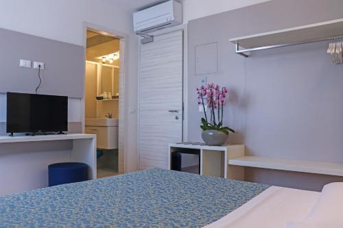Budget Double Room image 4