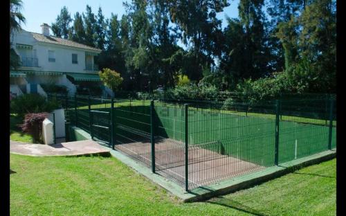 Casa adosada con porche, piscina y pista de padel, junto al campo de golf