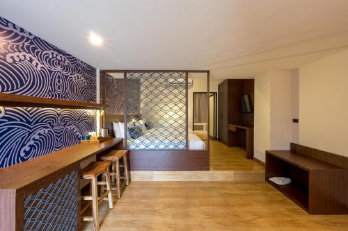 Front desk [24-hour]