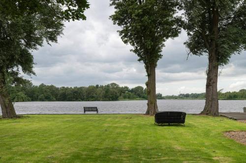 Luxe design villa met vrij uitzicht over het meer. in Landsmeer