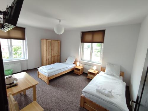 1 queen bed, 2 twin beds