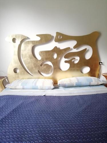 1 queen bed, 1 twin bed