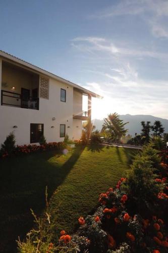 A majestic luxurious Rajasi Villa overlooking the Ganges