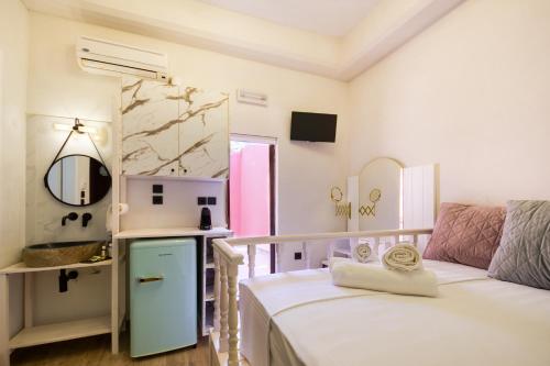Family Room with Private Bathroom image 10