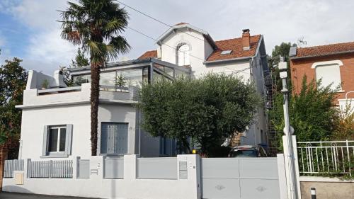 2 chambres et salle de bain un oasis de bien être Piscine et jardin