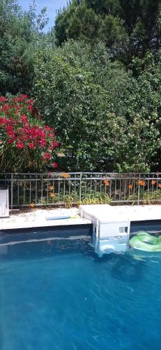 2 chambres et salle de bain un oasis de bien être Piscine et jardin