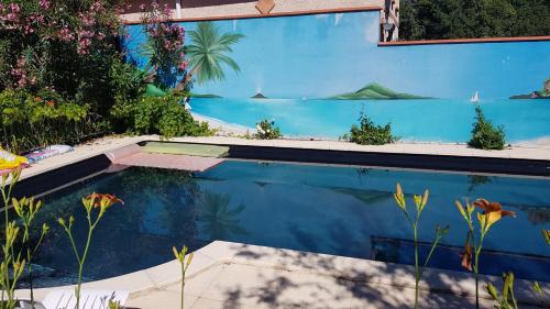 2 chambres et salle de bain un oasis de bien être Piscine et jardin