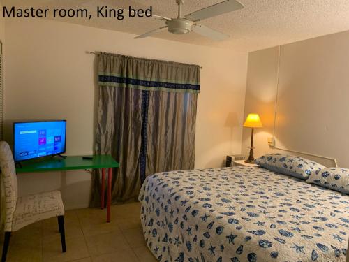 House 3br 1-bath, 8-min from Indian Rocks Beach, nice park thru back gate detail