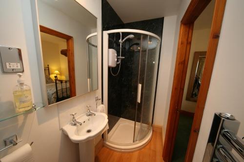 Twin Room with Shower image 2