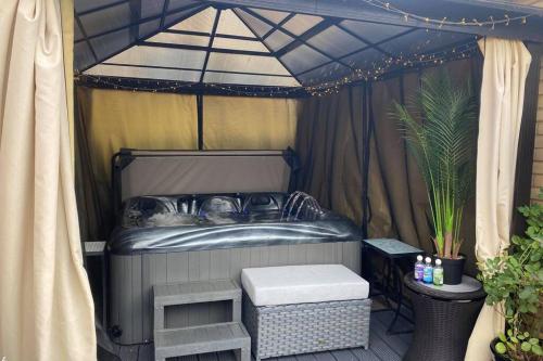 Picture of Secret Gem Luxury Hot Tub 1 Bed Garden Flat