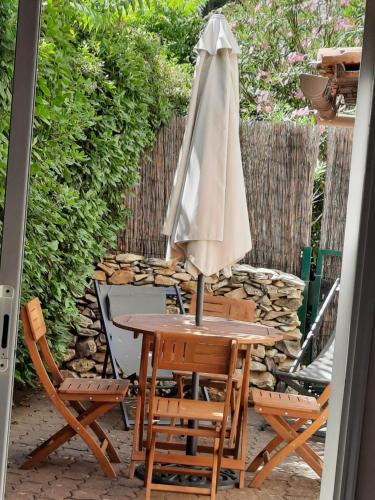 Coquet T2 ,terrasse,parking ,4 kms d Avignon