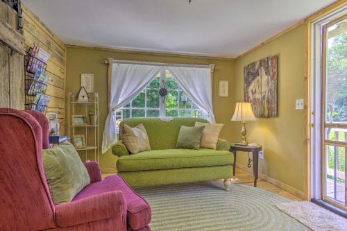 The Country Cottage in Union Mills with Porch! in Union Mills, USA