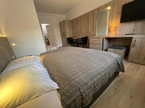 Double or Twin Room with Private Bathroom image 9