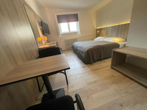 Double or Twin Room with Private Bathroom image 6