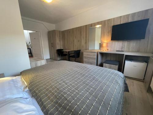 Double or Twin Room with Private Bathroom image 7
