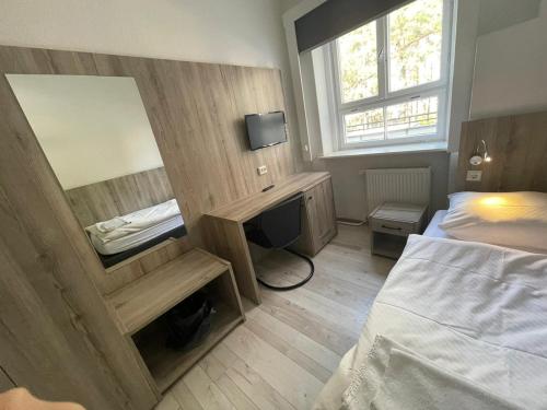 Single Room with Private External Bathroom image 4