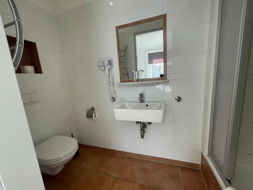Quadruple Room with Private Bathroom image 9