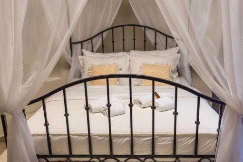 1 queen bed, 1 sofa bed