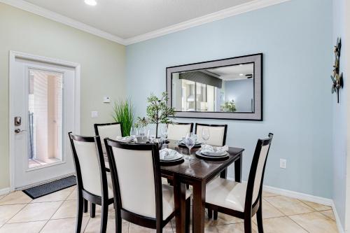Blue Paisley - Windsor at Westside - image 3