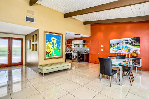 Palm Springs Luxury Retreat - image 10