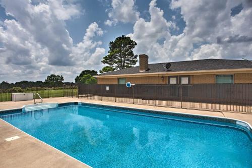 Pet-Friendly Efficiency Cottage with Pool! in 謝爾曼(TX)