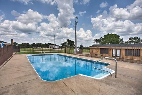 Pet-Friendly Efficiency Cottage with Pool!