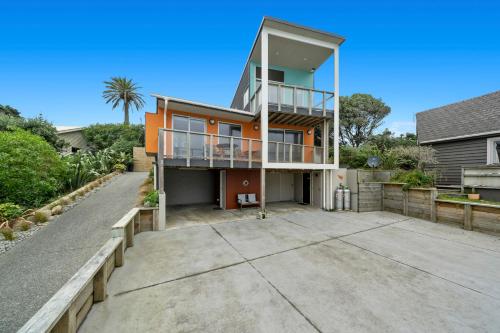 dusch, Rippling Waves Lookout - Raumati South Home in Paekakariki