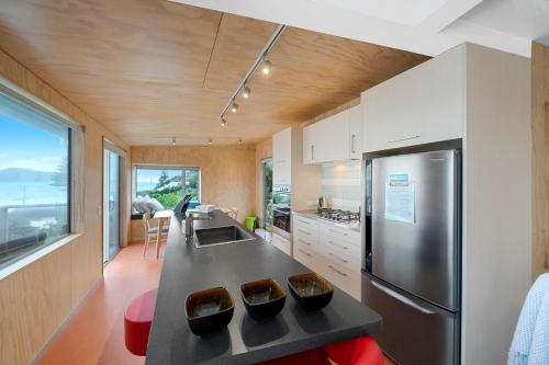 dusch, Rippling Waves Lookout - Raumati South Home in Paekakariki