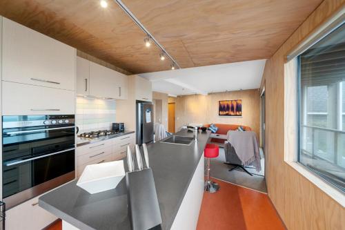 dusch, Rippling Waves Lookout - Raumati South Home in Paekakariki