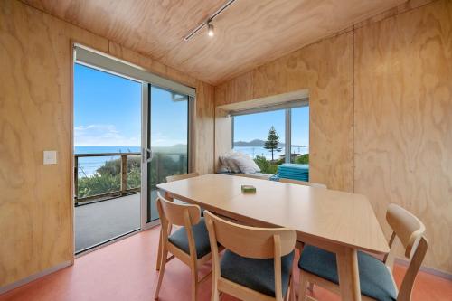 dusch, Rippling Waves Lookout - Raumati South Home in Paekakariki