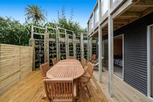 dusch, Rippling Waves Lookout - Raumati South Home in Paekakariki