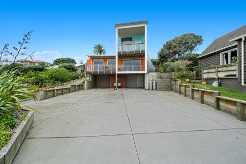 dusch, Rippling Waves Lookout - Raumati South Home in Paekakariki