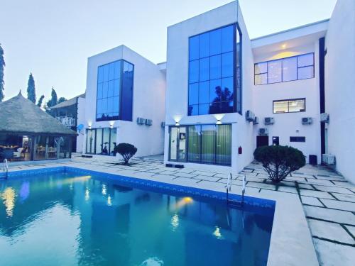 Exterior view, Glass Residence in Abuja