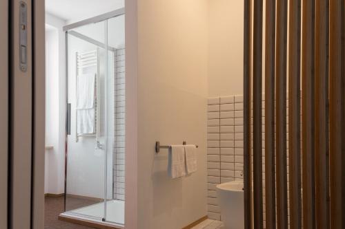 Deluxe Suite with Sea View image 3