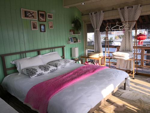His & Her Story Guesthouse