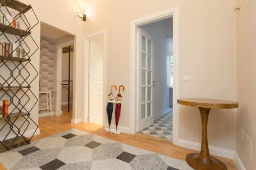 Esquilino Exquisite 2BR Apartment, Рим (фото 4)