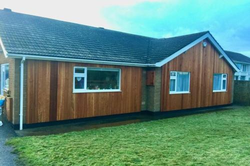 Shore Lodge. 4 bed bungalow only mtrs from the beach. Sleeps 8