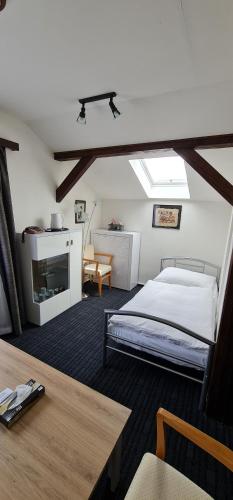 1 queen bed, 1 twin bed