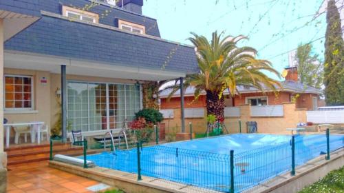 CASA REINA- Lujo View Piscina! Chalet independiente en Urb Valderrey Algete gîte à louer Torrejón de Ardoz