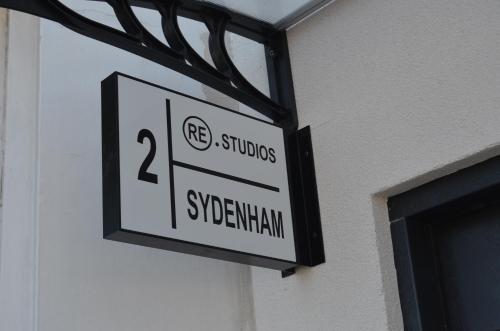 Bright and airy studio apartment in Sydenham