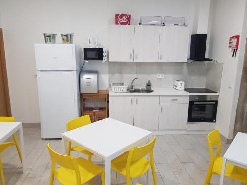 virtuve, By Doors Hostel in Porto