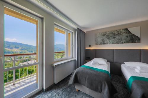 2 twin beds, 1 sofa bed