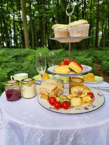 Gingerbread Cottage Yurts in ديريهام
