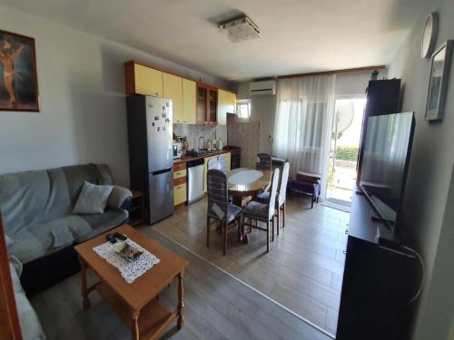 Three Bedroom Apartment image 4
